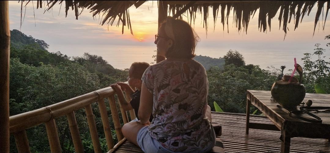 đ
Kong CafĂ© Phuket â ApĂ©ro et coucher de soleil Ă couper le souffle đč đ
Kong CafĂ© Phuket â ApĂ©ro et coucher de soleil Ă couper le souffle đč