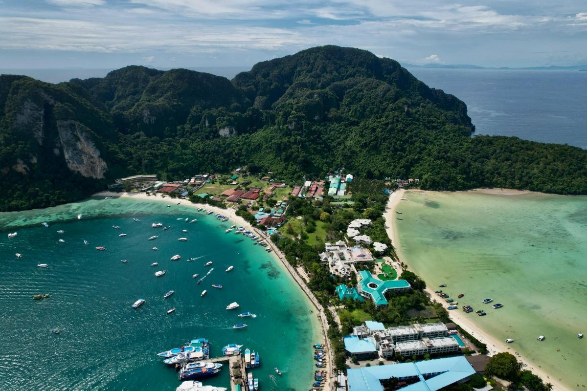 🏝 Koh Phi Phi – journée d’aventure entre îles et mer turquoise 🌊
