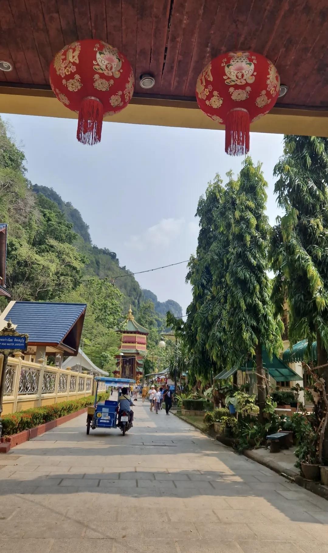 🐅 Wat Tham Suea (Tiger Cave Temple) – Aventure entre ciel et jungle à Krabi 