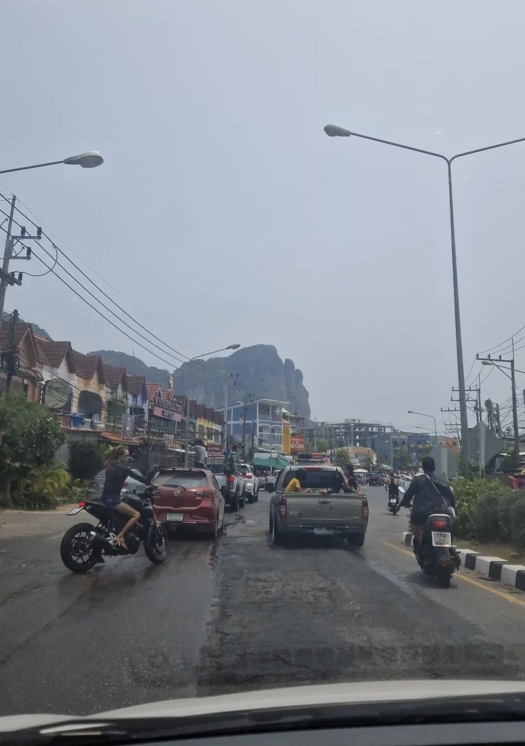 🌞 Krabi Centre – Entre authenticité, animations et fête de Songkran 💦