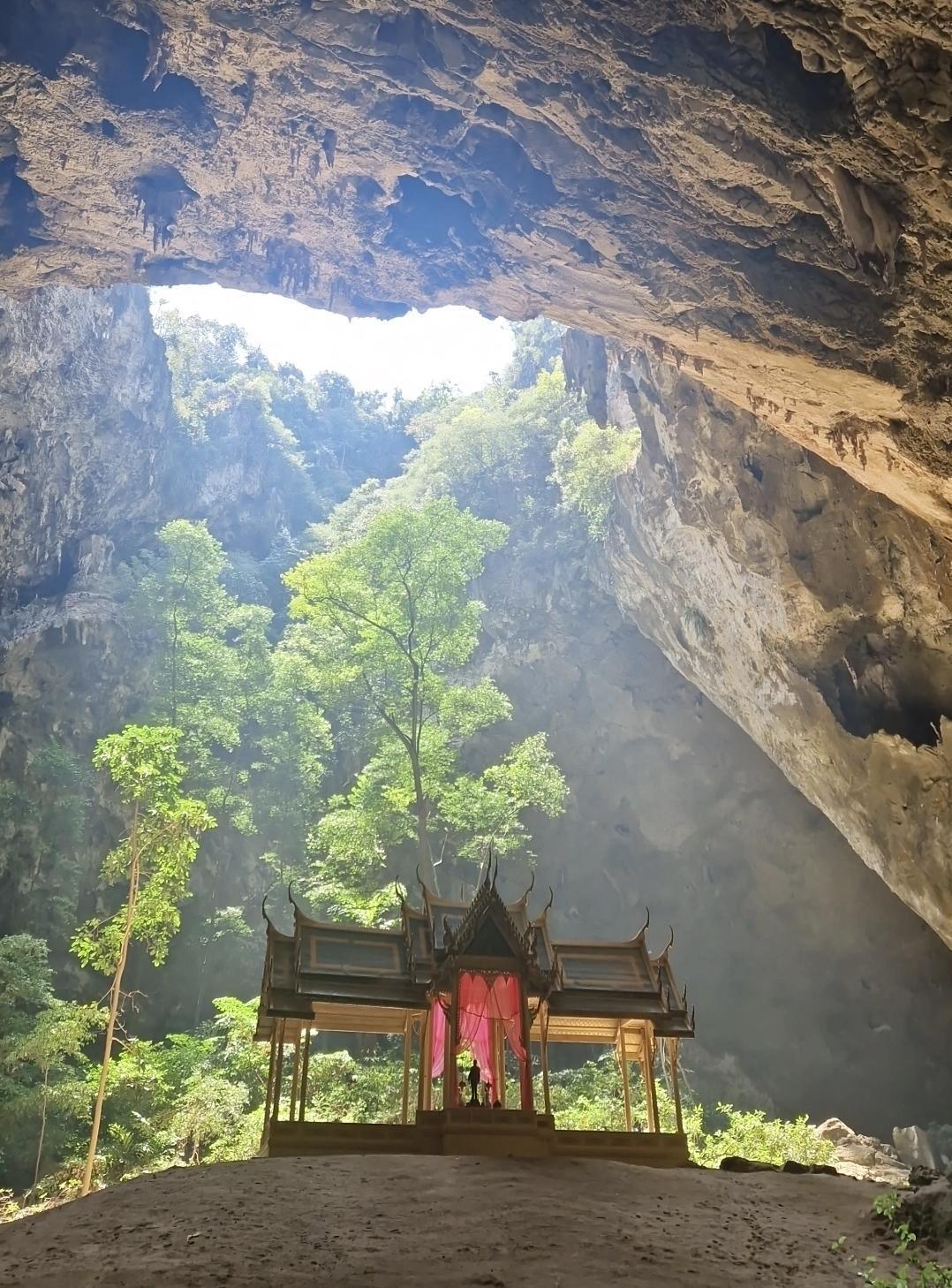🕳️ Phraya Nakhon Cave – L’aventure dans la grotte magique en Thaïlande