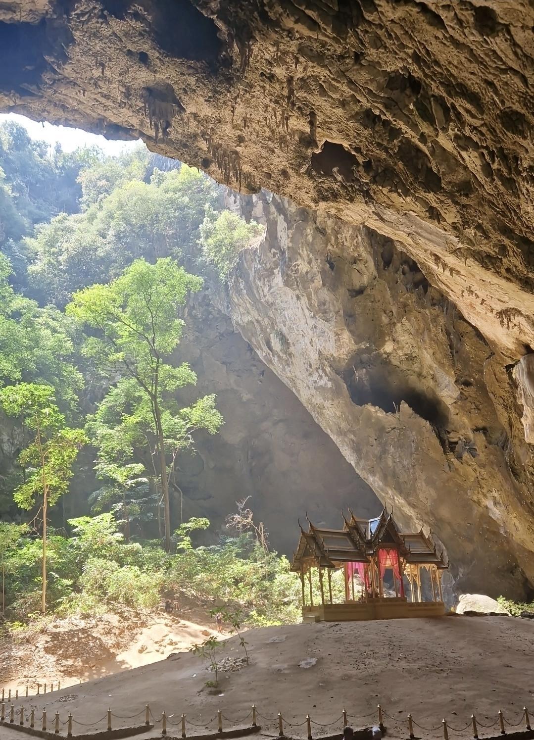 🕳️ Phraya Nakhon Cave – L’aventure dans la grotte magique en Thaïlande