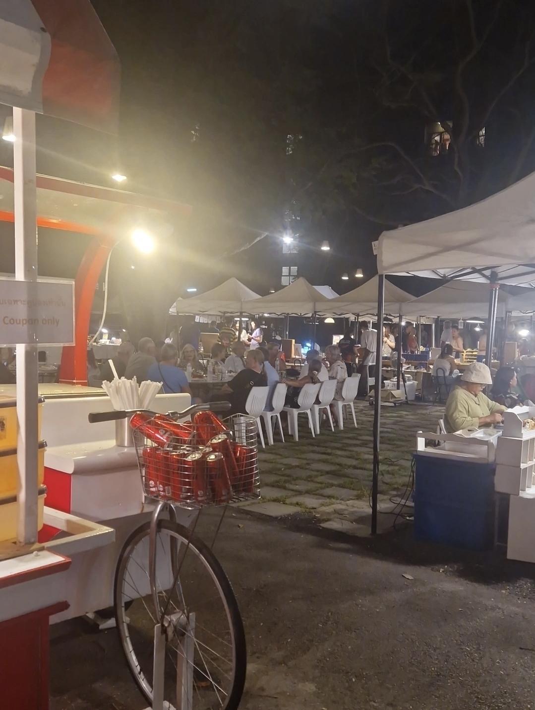 🌙 Le marché de nuit de Hua Hin — une soirée magique en famille ✨