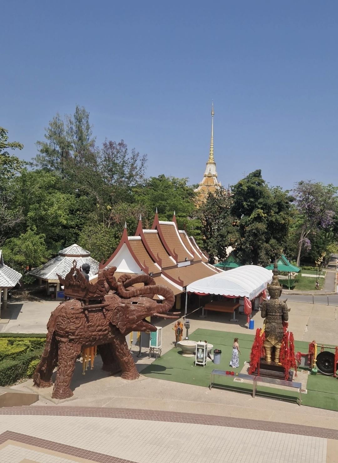 🛕 Wat Huay Mongkol – Le temple paisible du moine géant 🙏
