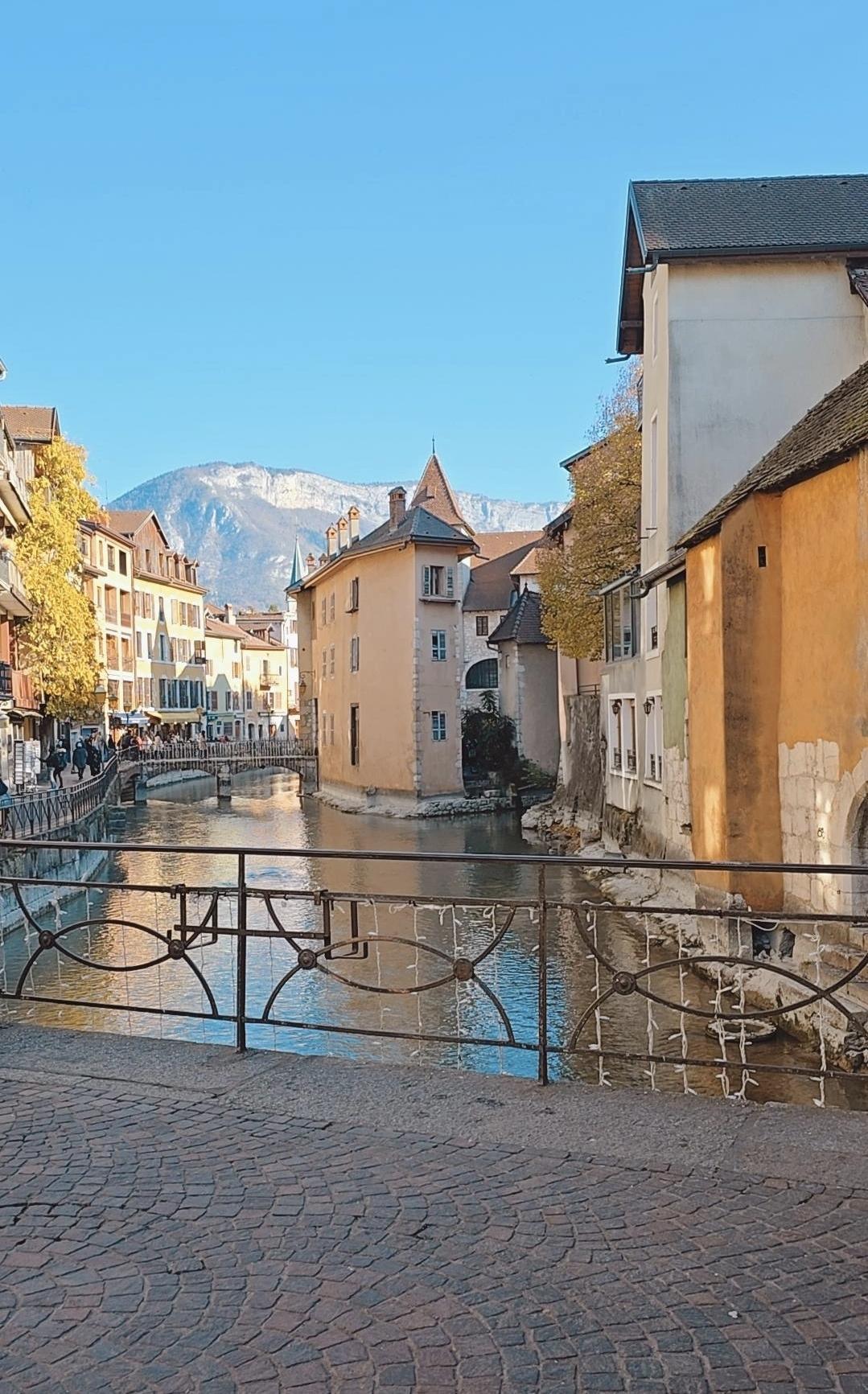 Annecy — La destination parfaite pour les familles entre lac et montagnes 🚲🌊 Annecy — La destination parfaite pour les familles entre lac et montagnes 🚲🌊