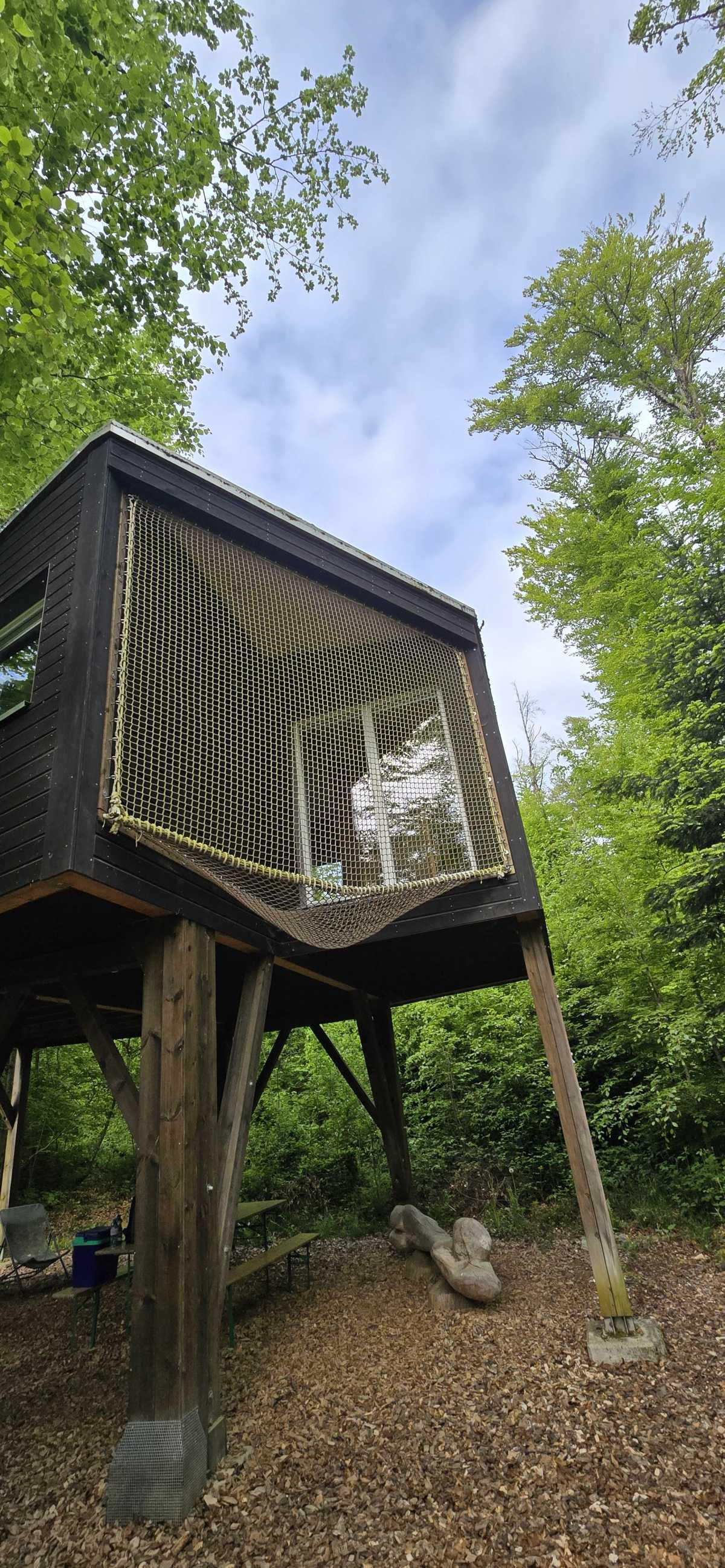 (CH) Cabanes du Mont — Nuit perchée dans les arbres au cœur du Jura suisse 🌲✨ (CH) Cabanes du Mont — Nuit perchée dans les arbres au cœur du Jura suisse 🌲✨
