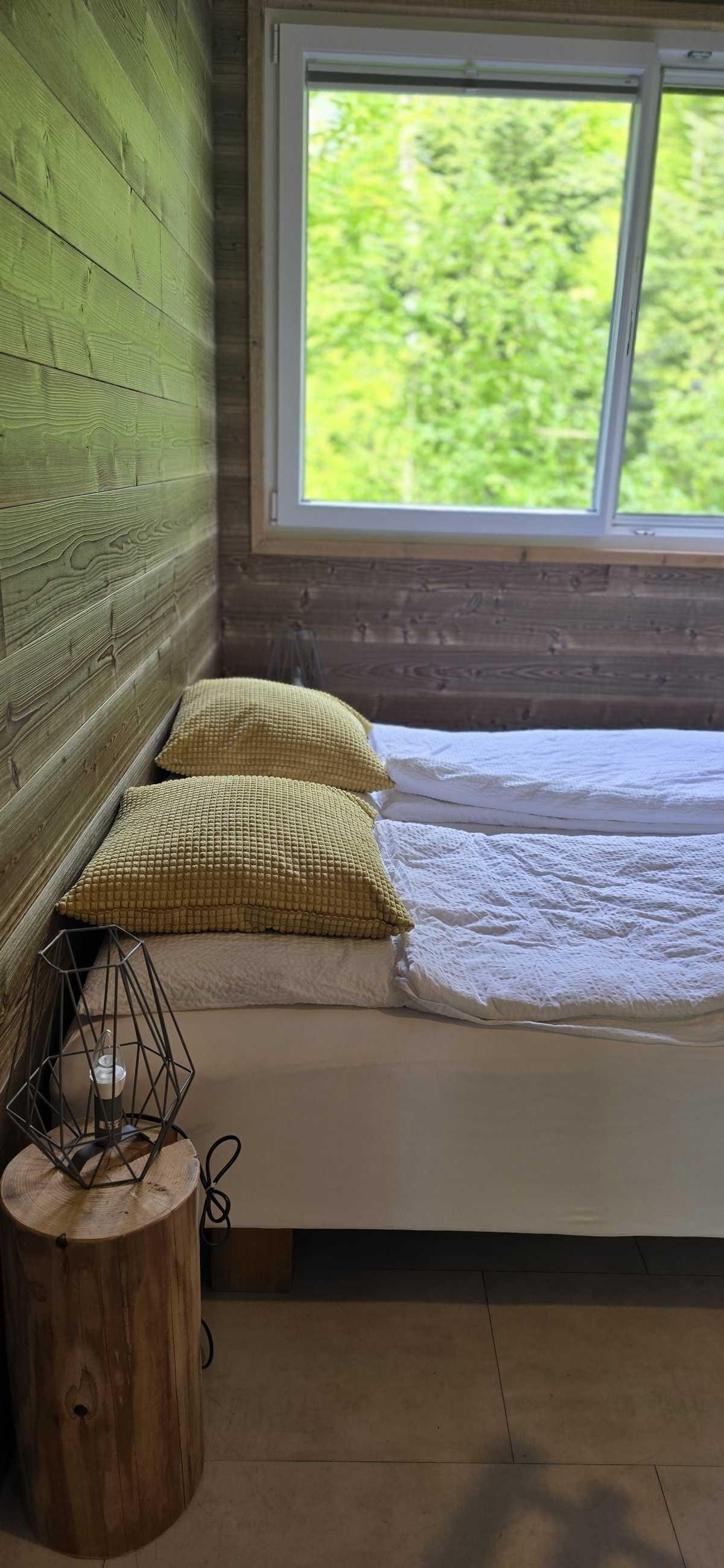 (CH) Cabanes du Mont — Nuit perchée dans les arbres au cœur du Jura suisse 🌲✨ (CH) Cabanes du Mont — Nuit perchée dans les arbres au cœur du Jura suisse 🌲✨