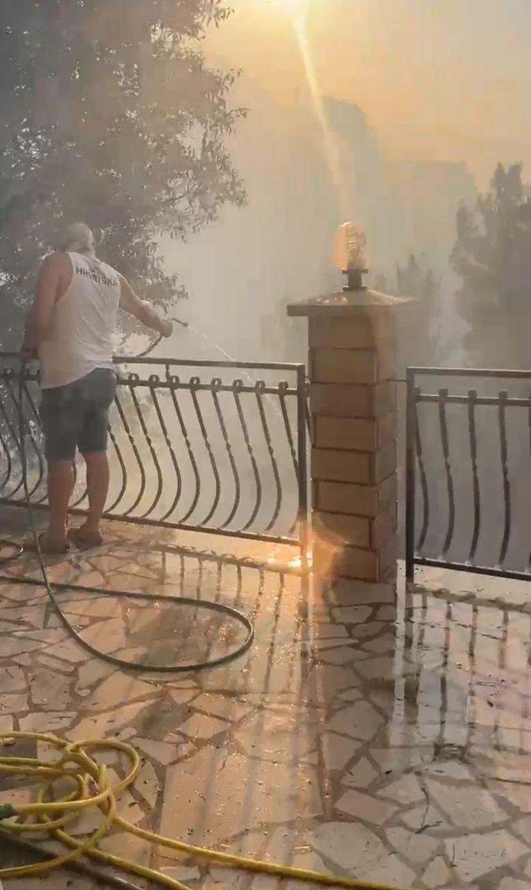 زوجان ينقذان منزلهما من حريق غابات في كرواتيا بخرطوم مياه بسيط