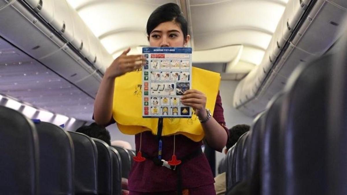  لماذا تجلس مضيفات الطيران على أيديهن أثناء الإقلاع والهبوط؟