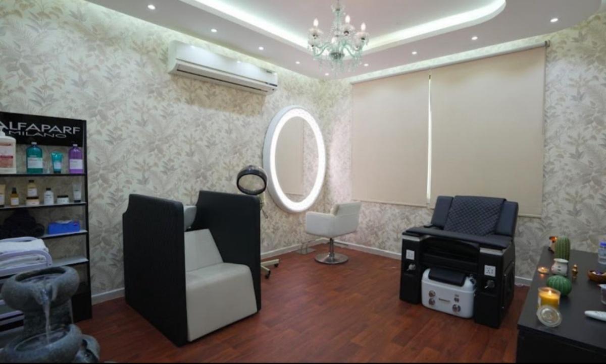 Villa with salon and spa for sale in Abu Dhabi / Al Bateen