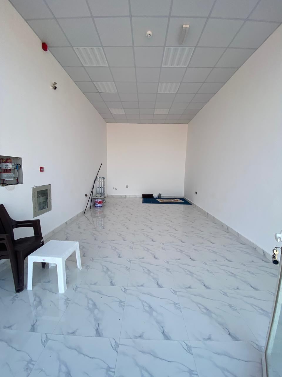 عندي ارض تجارية وعليها 3 محلات في الصناعية الجديدة قريب دبي للبيع