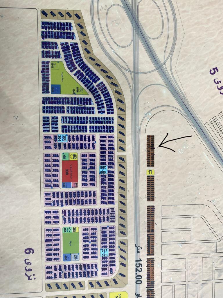 عندي ارض تجارية وعليها 3 محلات في الصناعية الجديدة قريب دبي للبيع