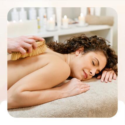 Massaggio con spazzolatura e spugnatura calda 