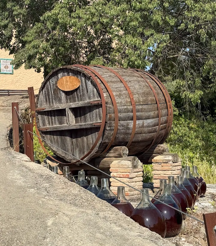 Bóta envellida a les portes del Celler Costers del Priorat