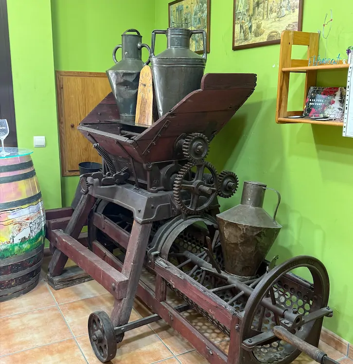 Antiga desrapadora de raïm, a la Cooperativa agrícola