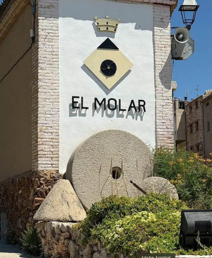 Mur amb l'escut del Molar: la pedra de molí
