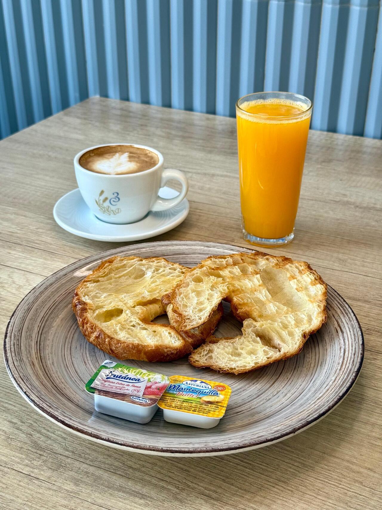 Desayuno_zumo_croissant