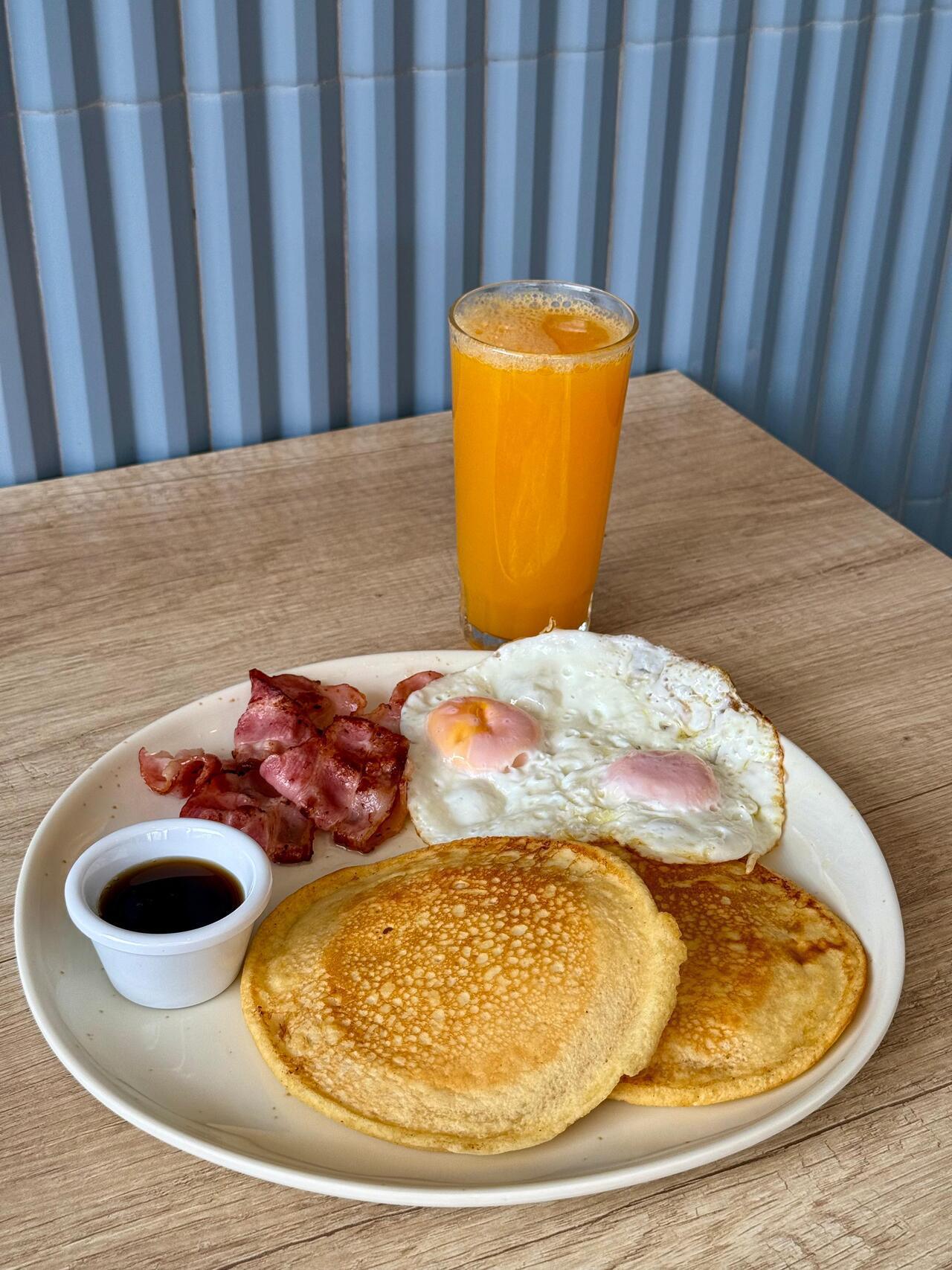 Desayuno_zumo_huevos_bacon