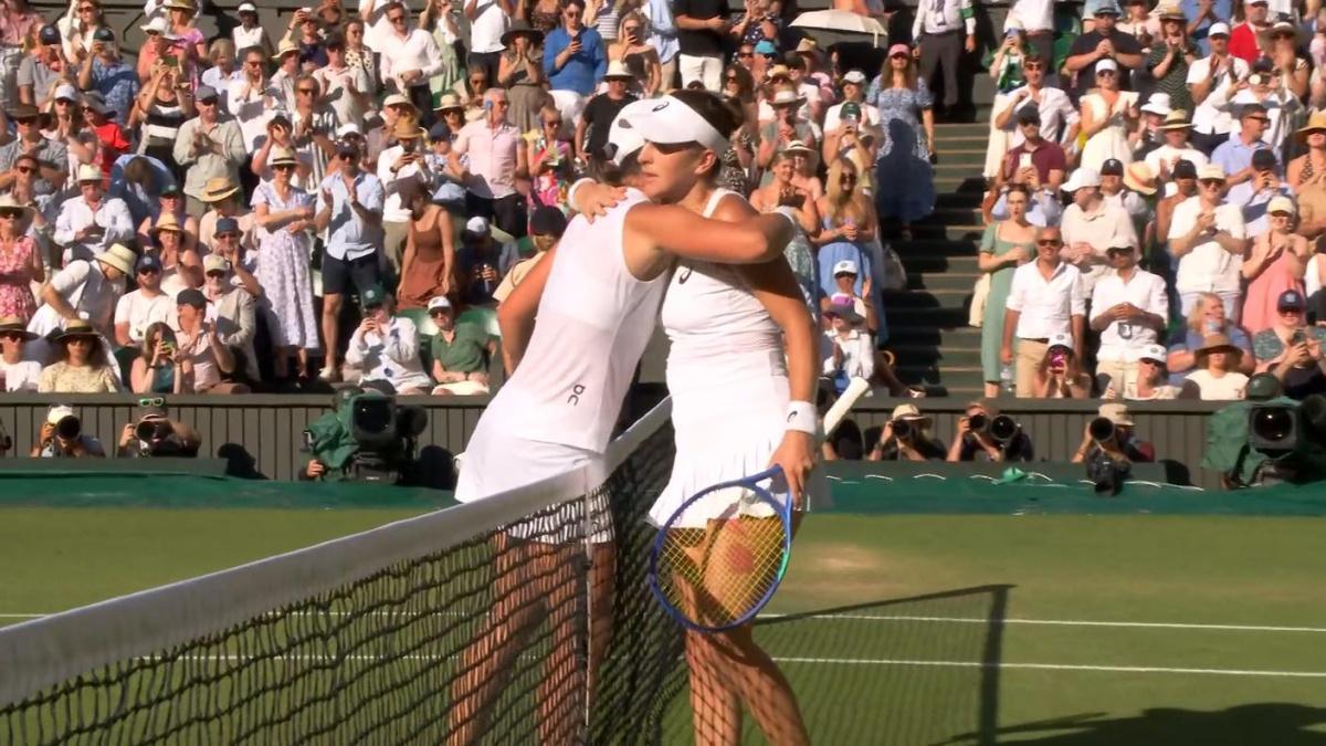 Iga Swiatek surclassa Belinda Bencic e giocherà la sua prima finale a Wimbledon contro Amanda Anisimova