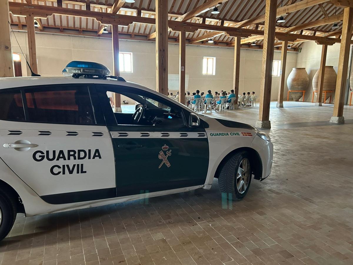 Jornada de formación y fútbol en el Campus EMF Noblejas: la Guardia Civil visita el campus con una charla clave sobre redes sociales