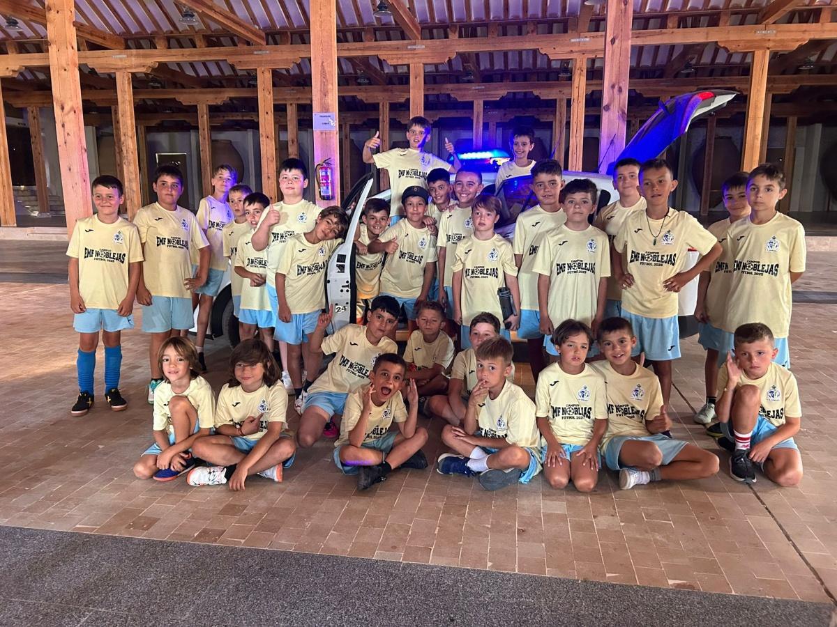 Jornada de formación y fútbol en el Campus EMF Noblejas: la Guardia Civil visita el campus con una charla clave sobre redes sociales Jornada de formación y fútbol en el Campus EMF Noblejas: la Guardia Civil visita el campus con una charla clave sobre redes sociales