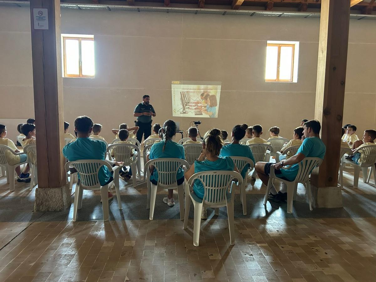 Jornada de formación y fútbol en el Campus EMF Noblejas: la Guardia Civil visita el campus con una charla clave sobre redes sociales
