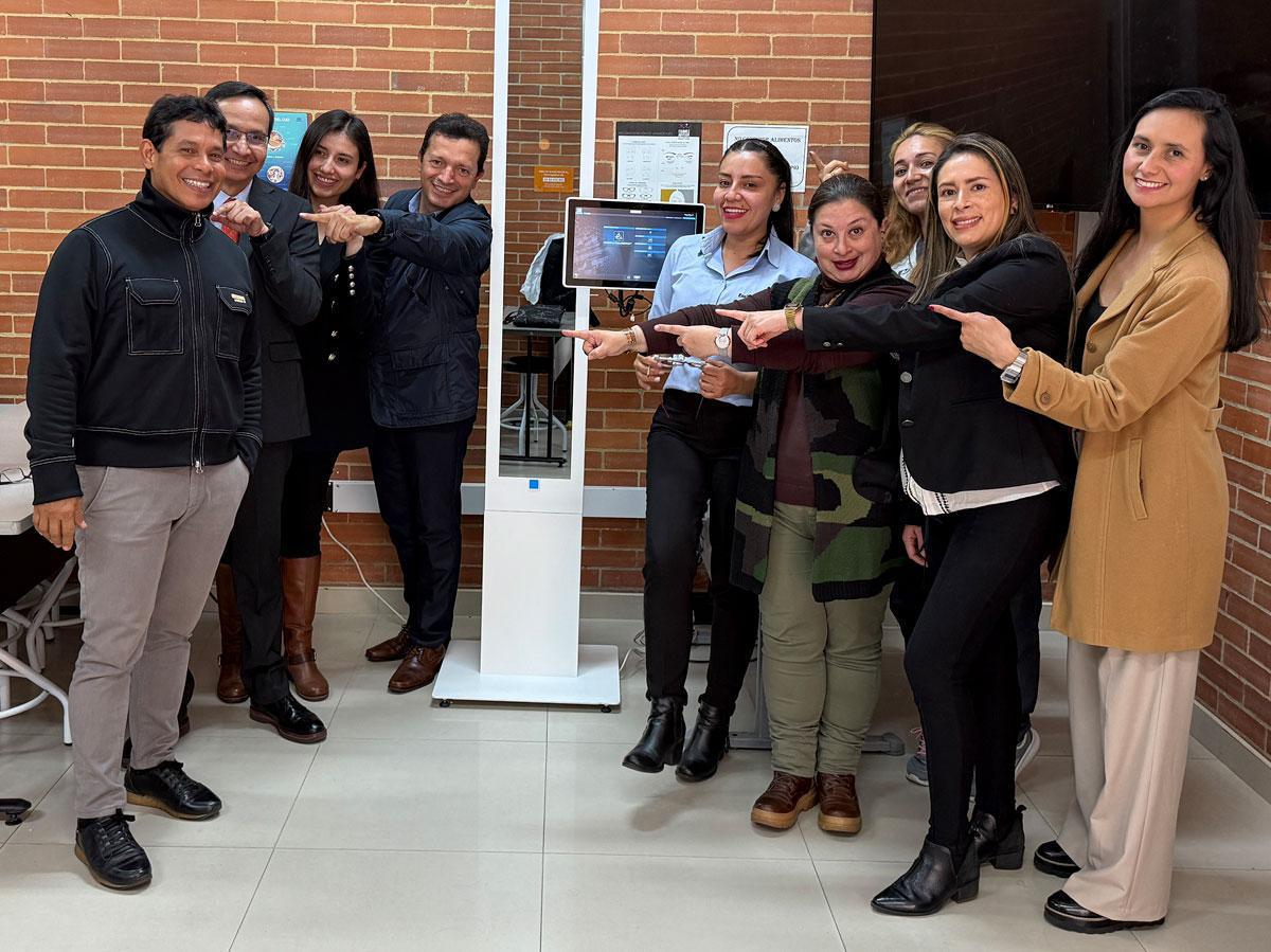 EssilorLuxottica entrega el equipo VisiOffice 2 al programa de optometría de la Universidad El Bosque