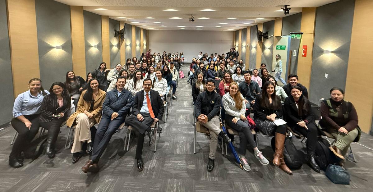 EssilorLuxottica entrega el equipo VisiOffice 2 al programa de optometría de la Universidad El Bosque