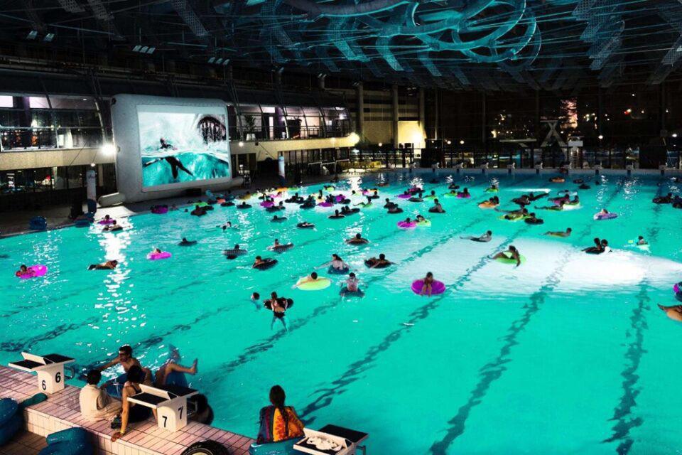 La piscine du Kremlin-Bicêtre, située dans le Val-de-Marne, propose une séance "d'aquaciné" qui permet aux nageurs de regarder un film tout en faisant des longueurs dans le bassin. Cette initiative fait partie des événements organisés dans le 