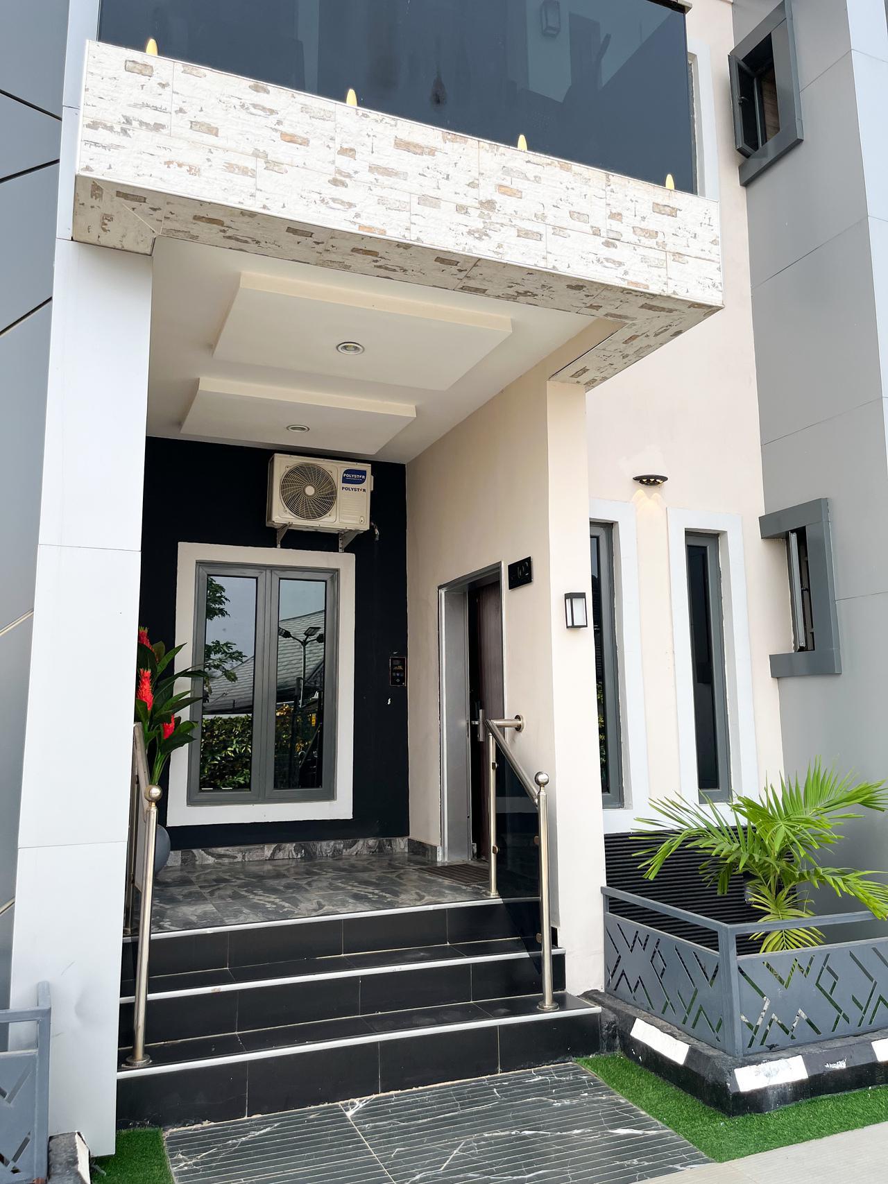 Ultimo Grand Entrance