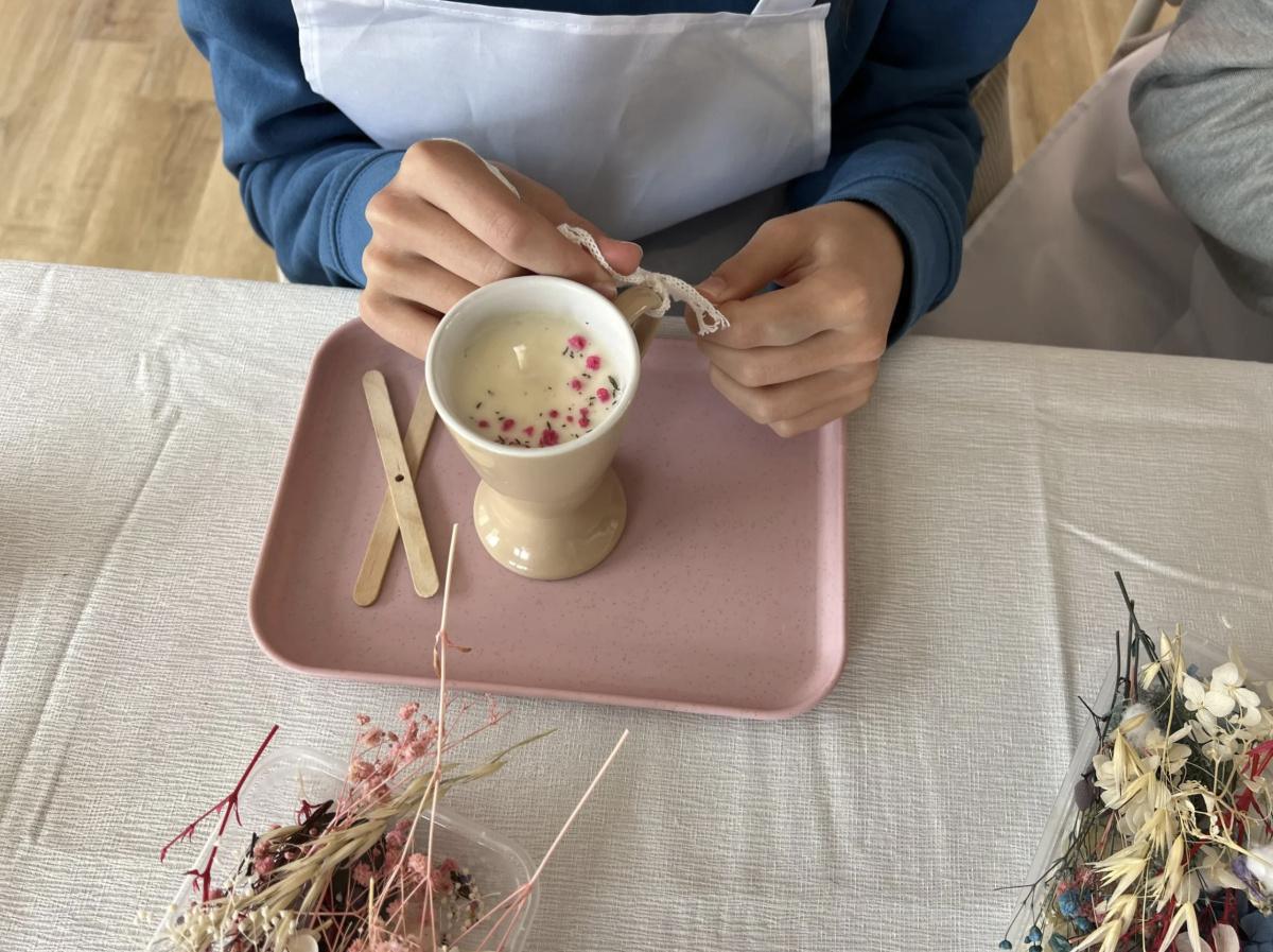 Atelier bougie fleurie avec Clara 