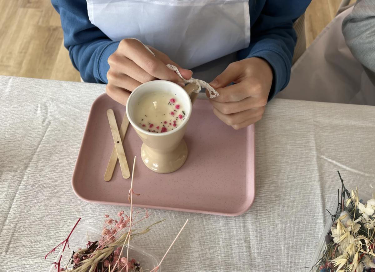 Réalisez votre bougie fleurie avec Clara