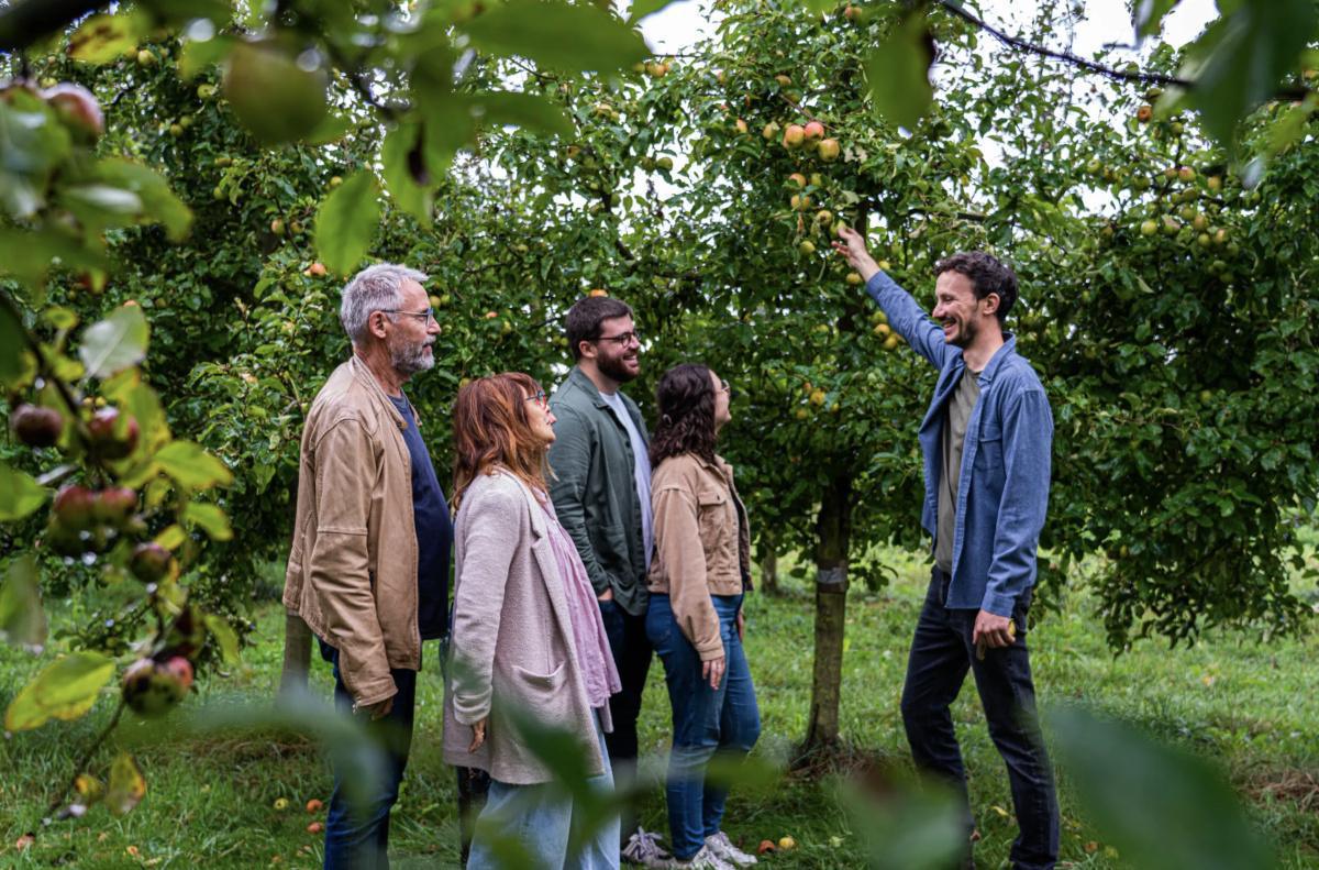 Visitez une cidrerie et dégustez du cidre avec Théo ou Robin Visitez une cidrerie et dégustez du cidre avec Théo ou Robin