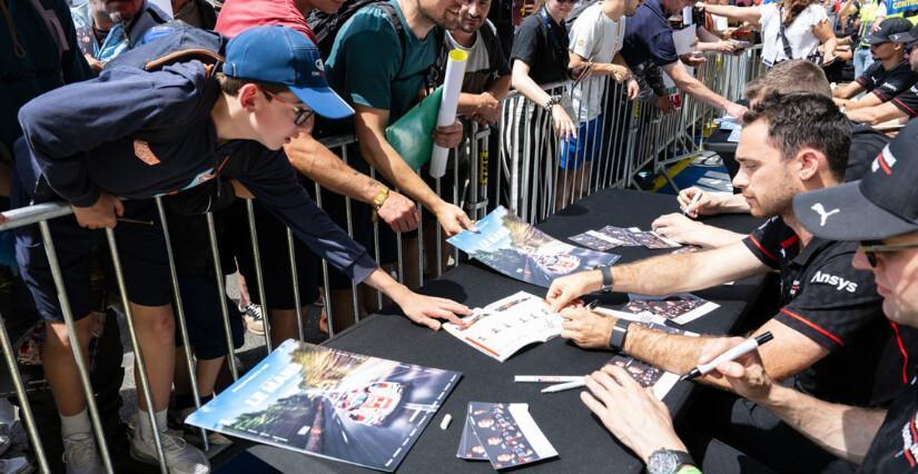 Séance d’autographes des pilotes au site du circuit des 24h du Mans