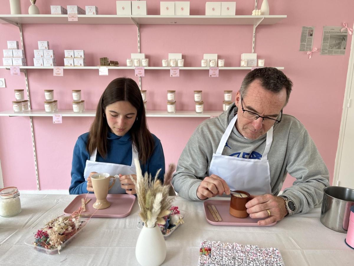 Atelier bougie fleurie avec Clara
