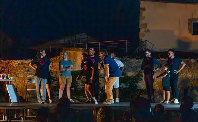Théâtre en plein air - Spectacle d'improvisation à la Cour du musée