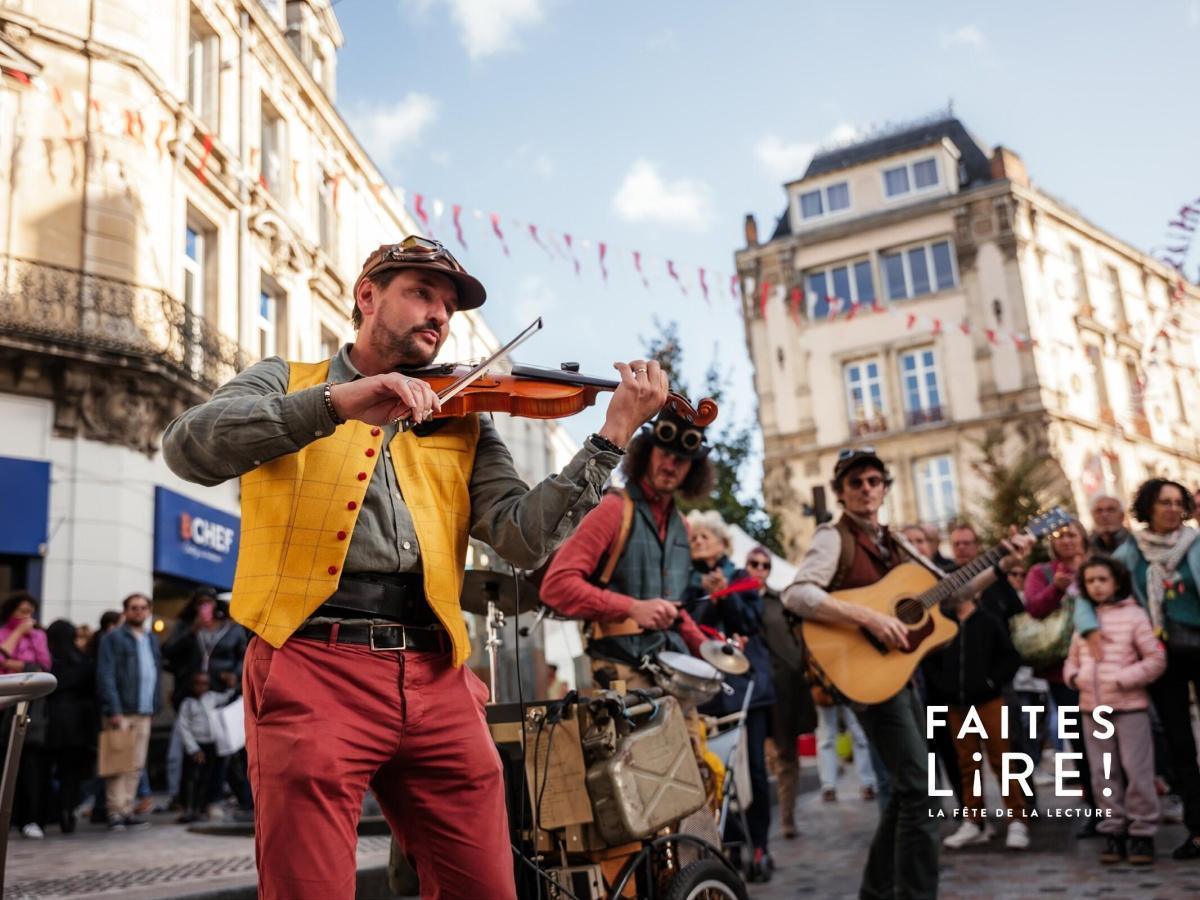 La Rue du livre : spectacles, déambulations et ateliers au Mans La Rue du livre : spectacles, déambulations et ateliers au Mans