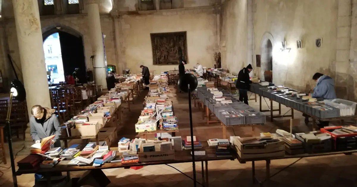 Marché aux livres d'occasion à l'église Sainte-Jeanne-d'Arc Marché aux livres d'occasion à l'église Sainte-Jeanne-d'Arc