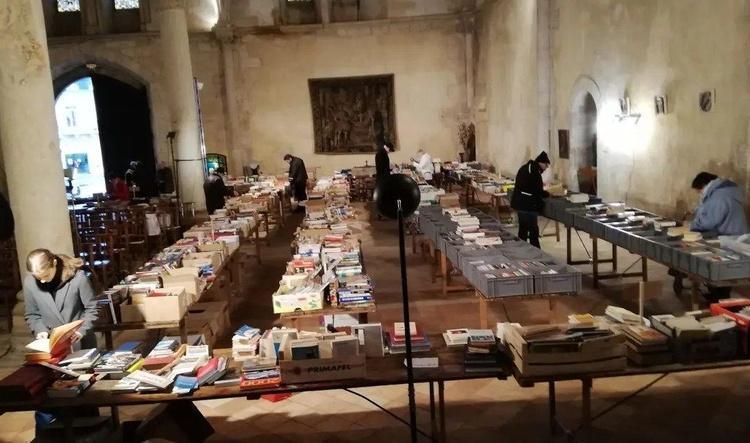 Marché aux livres d'occasion à l'église Sainte-Jeanne-d'Arc Marché aux livres d'occasion à l'église Sainte-Jeanne-d'Arc