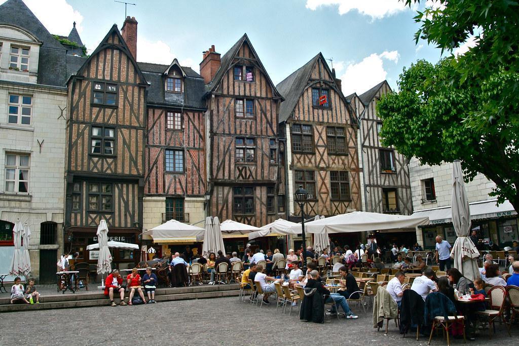Tours depuis Le Mans : Vieux-Tours, place Plumereau, marché de Noël, châteaux et où dormir Tours depuis Le Mans : Vieux-Tours, place Plumereau, marché de Noël, châteaux et où dormir
