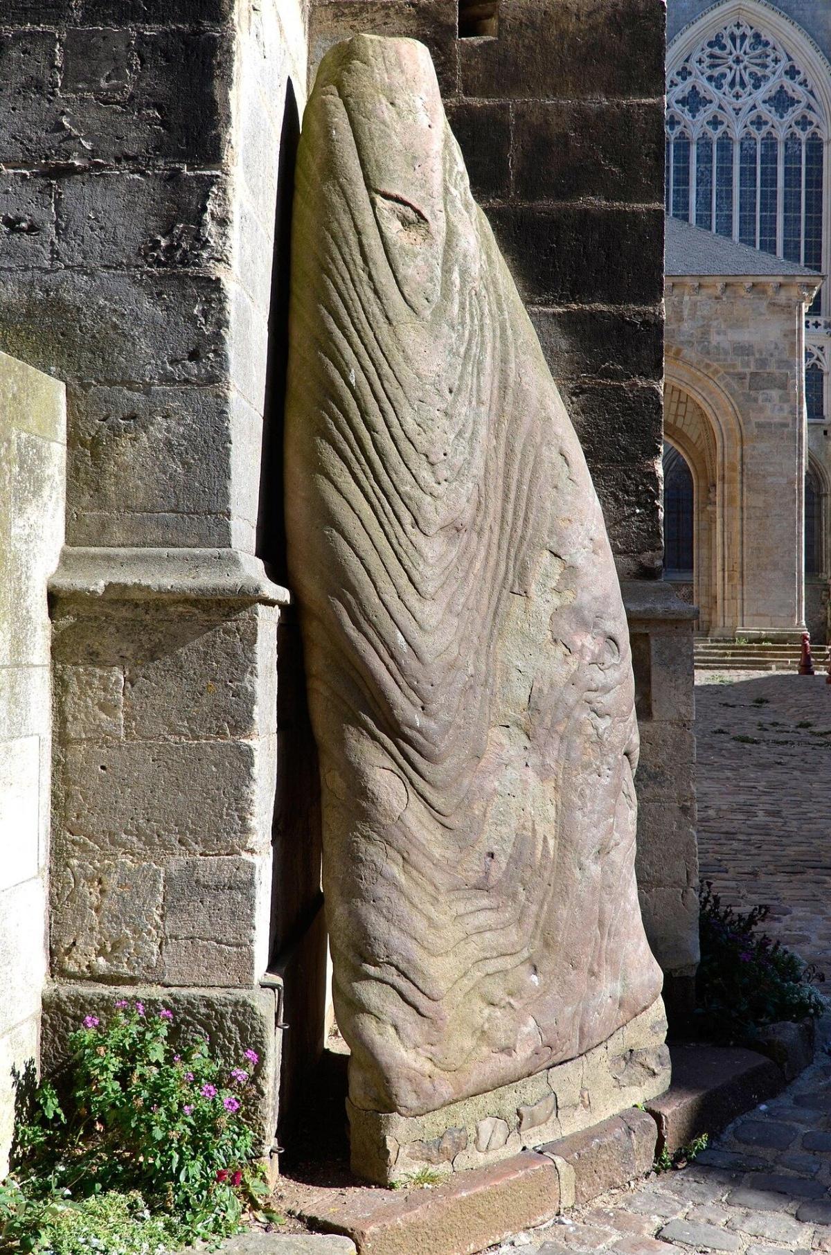 Le saviez-vous ? Pourquoi un menhir est collé à la cathédrale du Mans ? Le saviez-vous ? Pourquoi un menhir est collé à la cathédrale du Mans ?