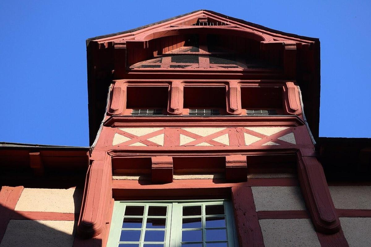 Le saviez-vous ? Pourquoi les maisons du Vieux Mans penchent ? Le saviez-vous ? Pourquoi les maisons du Vieux Mans penchent ?