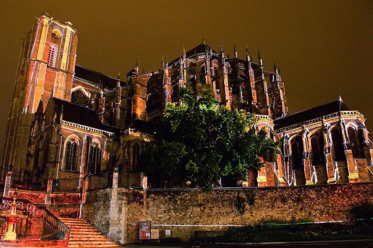 Le saviez-vous ? Comment on illumine la cathédrale pendant la Nuit des Chimères ? Le saviez-vous ? Comment on illumine la cathédrale pendant la Nuit des Chimères ?