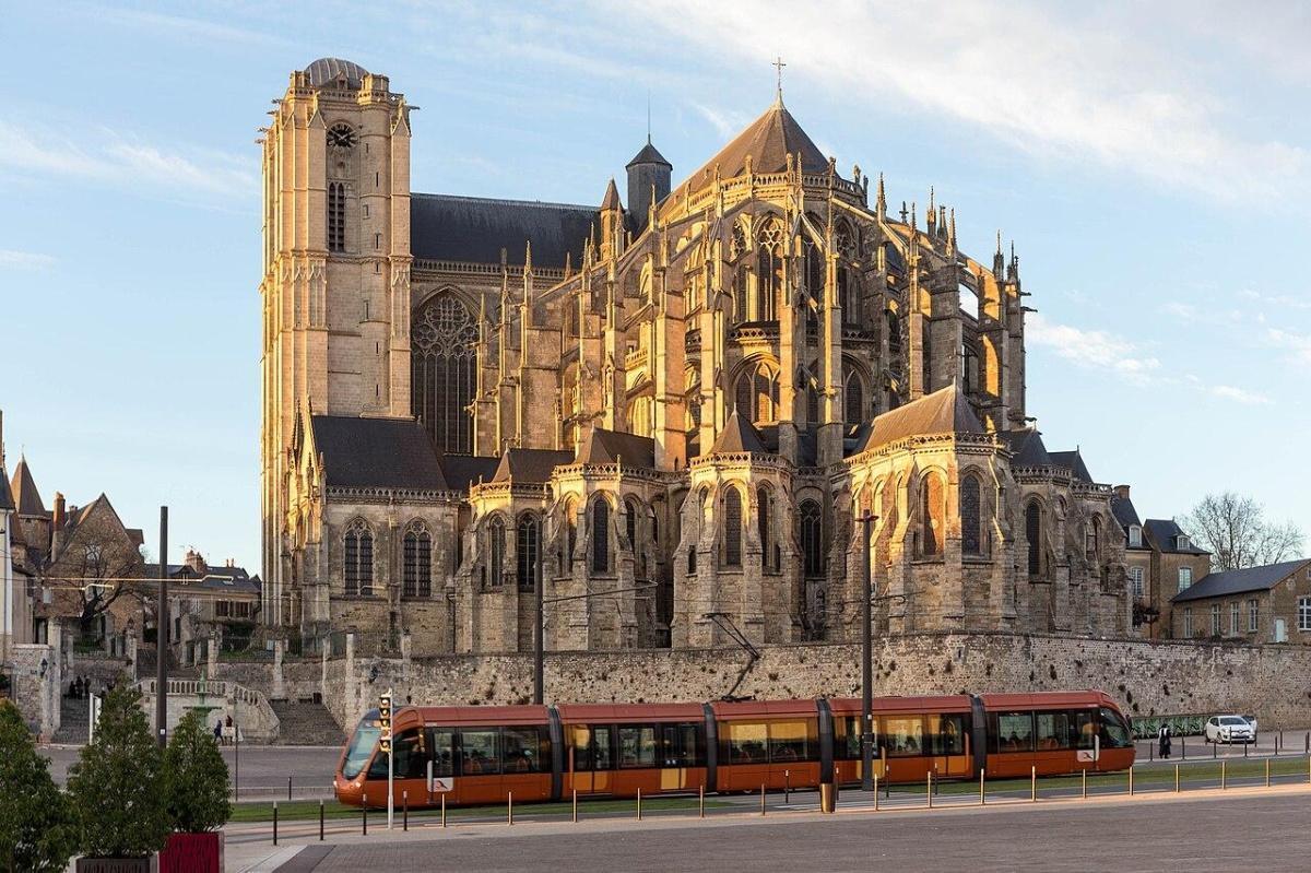 Le saviez-vous ? Pourquoi la cathédrale du Mans mélange deux styles ? Le saviez-vous ? Pourquoi la cathédrale du Mans mélange deux styles ?