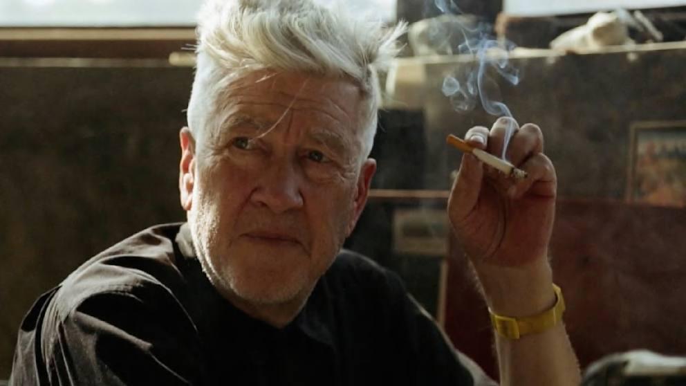 وفاة المخرج ديفيد لينش: أيقونة السينما السريالية التي غيّرت وجه هوليوود 