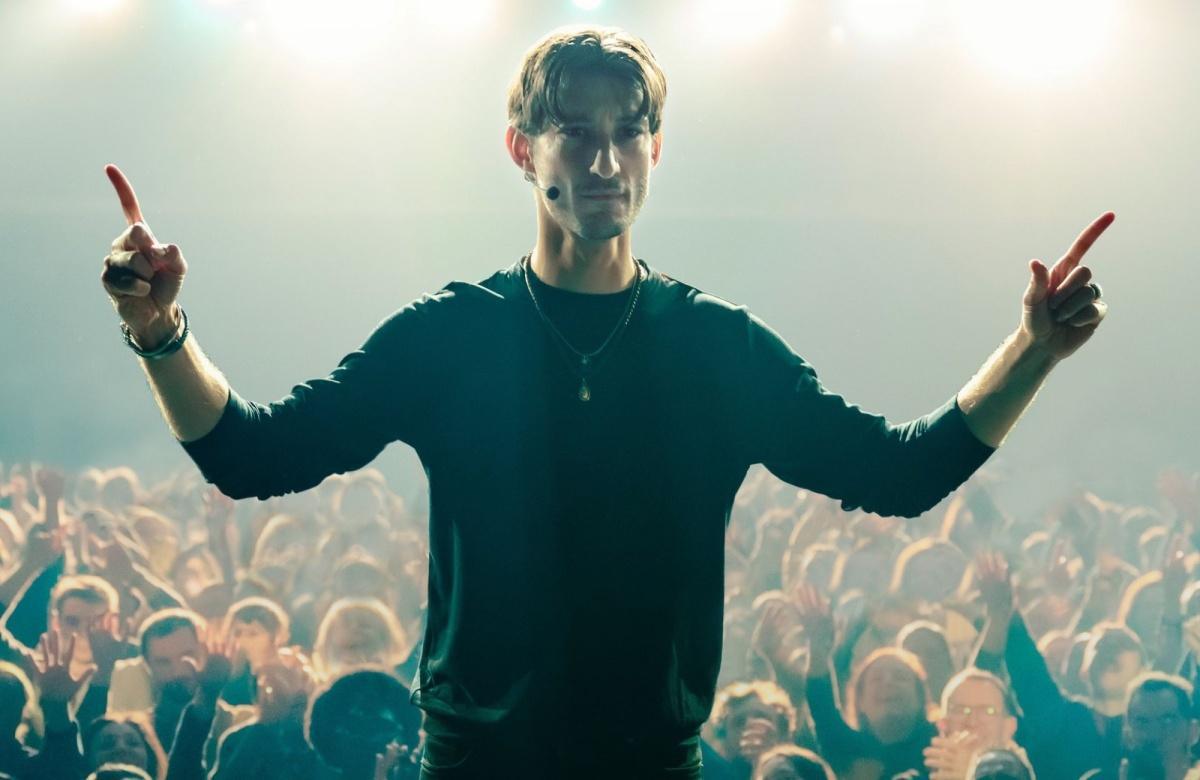 «غورو»… حين يكشف السينما الفراغ القانوني في عالم الكوتشينغ الفرنسي 