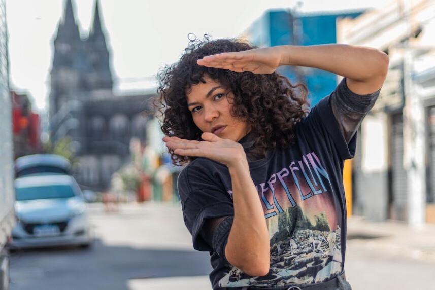 Gratuito, espetáculo “Zonza” investiga o corpo feminino como território em trânsito Gratuito, espetáculo “Zonza” investiga o corpo feminino como território em trânsito