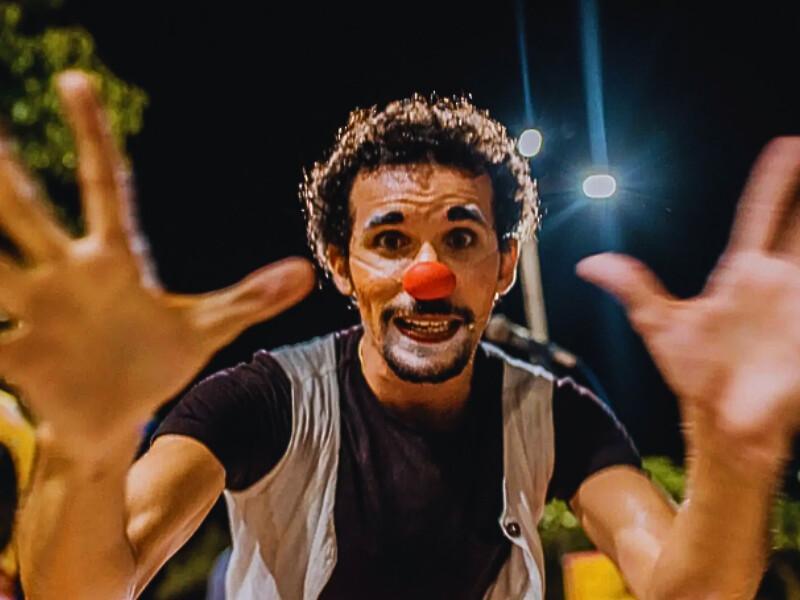 Coletivo Paralelo leva 11 anos de história e palhaçaria ao palco do Teatro Dragão do Mar