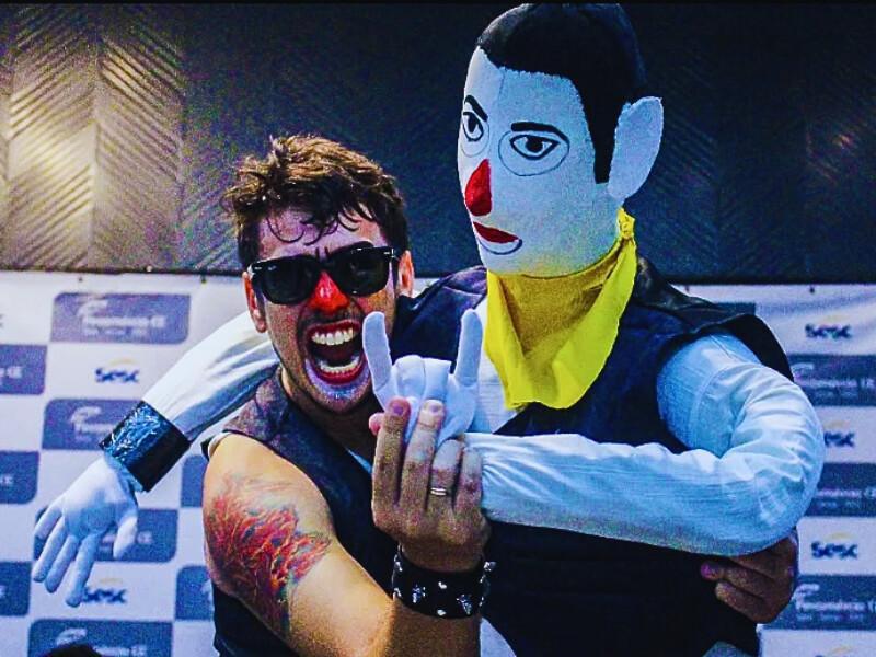 Coletivo Paralelo leva 11 anos de história e palhaçaria ao palco do Teatro Dragão do Mar
