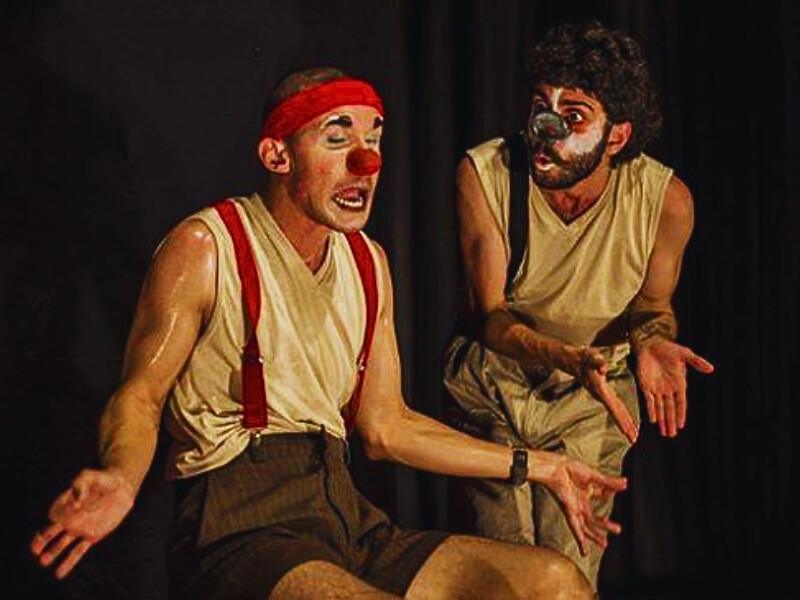 Coletivo Paralelo leva 11 anos de história e palhaçaria ao palco do Teatro Dragão do Mar